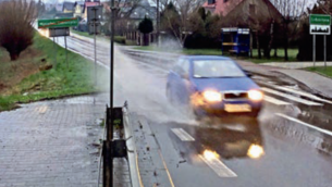 Brak odprowadzenia wód opadowych skutkujący nagromadzeniem wody przy krawędzi jezdni