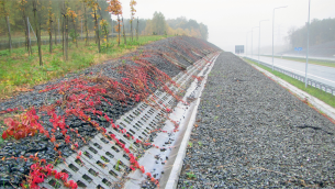 Uszkodzenia-i-deformacje-umocnień-autostradowej-skarpy-drogowej-fot.1.