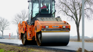 LOTOS wspiera budowę trwałych dróg samorządowych