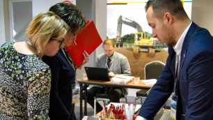 rozmowy-przy-stoisku-firmy-Tensar-Polska