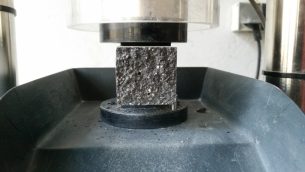 Badanie wytrzymałości. Wpływ odpadów przemysłowych na wybrane właściwości kompozytów cementowych.