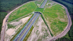 Fot. 1. Przejście górne dla dużych zwierząt na drodze S3 w Popowie koło