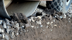 badania-mieszanek-niezwiazanych-stabilizowanych-trojosiowym-georusztem-o-sztywnych-monolitycznych-wezlach-fot.2.