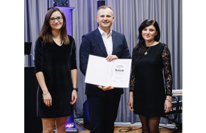 Wręczenie listu gratulacyjnego z okazji jubileuszu sponsorowi platynowemu konferencji, firmie Tensar Polska