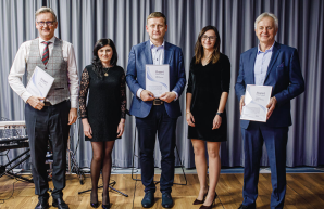 Wręczenie tytułu Ekspert Drogowo-Mostowy 2021. Od lewej laureaci: Igor Ruttmar, Piotr Rychlewski, Krzysztof Żółtowski