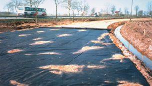 warstwa-odcinająca-z-geotekstyliów-w-nawierzchniach-drogowych-fot.1.