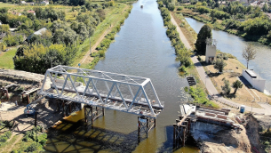 nowy-most-kolejowy-juz-nad-kanalem-zeranskim