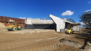 zamontowano-konstrukcje-lukowa-wiaduktu-w-dabrowie