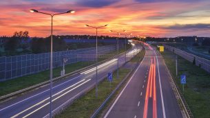 MAU_1_24_Wojciech_Wirski_OSWIETLENIE_NA_DROGACH_SZYBKIEGO_RUCHU_iStock-1179961547