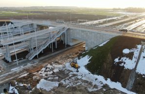 Rail Baltica: kolejny wiadukt nad torami w gminie Szepietowo zwiększa bezpieczeństwo i usprawnia ruch