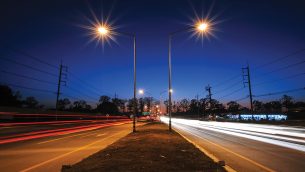 DPU_1_24_oswietlenie_SLUPY_OSWIETLENIOWE_A_BEZPIECZENSTWO_iStock-911586750