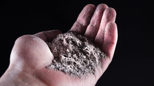 MAU_5_24_materialy_Jaroslaw_Filipiak_WZMACNIANIE_GRUNTOW_ORGANICZNYCH_POPIOLAMI_LOTNYMI_iStock-906402286