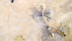 KRU_1-2_25_maszyny_i_urzadzenia_POPRAWA_PROCESU_PRZESIEWANIA_KRUSZYW_iStock-1133773029