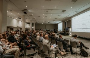 Uczestnicy seminarium na sali obrad