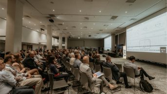 Uczestnicy seminarium na sali obrad