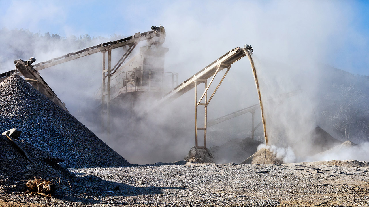 KRU_3-4_25_bezpieczenstwo_BEZPIECZENSTWO_W_KOPALNIACH_KRUSZYW_W_2024_R_iStock-519702769