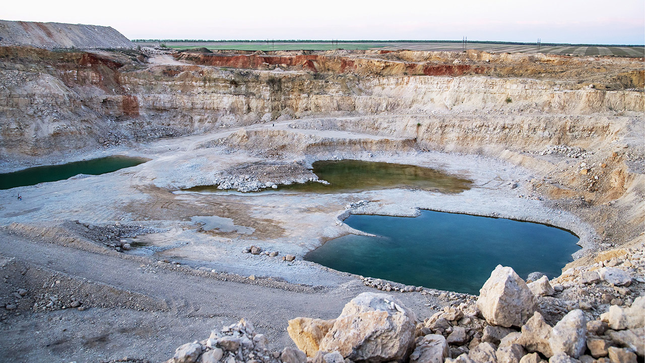 KRU_3-4_25_bezpieczenstwo_ODWODNIENIE_KOPALN_ODKRYWKOWYCH_iStock-1291209955