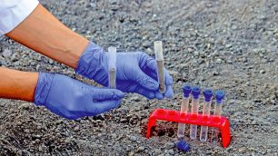 DPU_3-4_25_laboratoria_BADANIA_GRUNTOW_PROJEKTOWANIE_TRWALYCH_I_BEZPIECZNYCH_DROG_iStock-2235566340