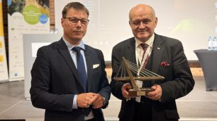 Prezes PIIB, Mariusz Dobrzeniecki, wręcza pamiątkową statuetkę prof. Adamowi Wysokowskiemu