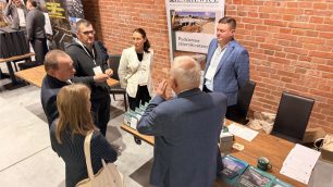 Rozmowy w kuluarach wśród wystawców