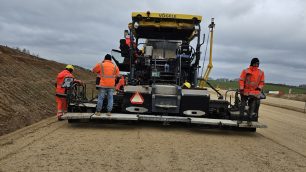 Trimble Roadworks na rozściełaczu kruszywa